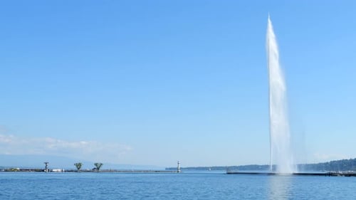 Jet d'Eau Springbrunnen am Genfer See an einem sonnigen Tag mit blauem Himmel