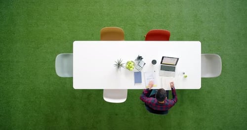 Trabalhador de marketing com papel, relatório e cheque e-mails on-line, um laptop em um escritório criativo no trabalho