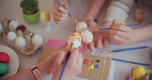Mãe e filha estão pintando ovos de Páscoa para as férias da Páscoa