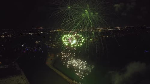 Vista aérea de fogos de artifício brilhantes explodindo com luzes coloridas sobre a costa do mar no Dia da Independência dos EUA