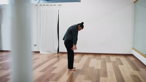 Frau befreit sich mit Klassisch Tanz in Rhythmus und Trittfrequenz aus der psychischen Krise