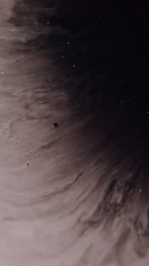 Vertical Ink Blob Wet Splatter Schwarzgraues Fluid