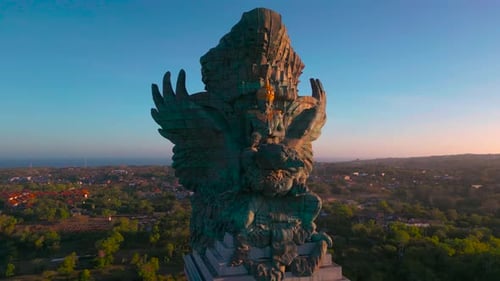 Superbe coucher de soleil sur le parc culturel Garuda Wisnu Kencana GWK dans le sud de Kuta Bali en Indonésie