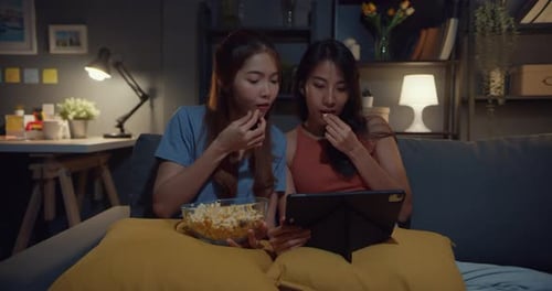 femmes décontractées, profitez d'un moment de bonheur et de concentration, regardez des films et des divertissements en ligne sur tablette.