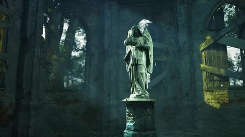 Die mystische Engelsstatue steht in einem vergessenen Raum inmitten der Natur