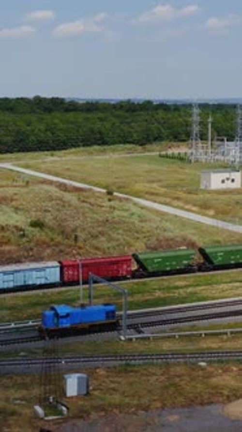Frachtwagen, der alleine fährt. Güterzug fährt zur modernen Anlage zur Getreidelagerung.