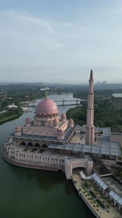 Vidéo aérienne au-dessus de la mosquée de Putra en Malaisie