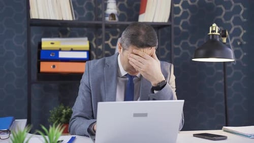 Confused businessman overwhelmed at office, business problems, stalemate.