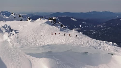 Bergsteiger wandern auf dem verschneiten Bergrücken