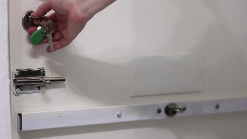 Bei näherer Betrachtung eine Tür auf drei Ebenen verriegeln.