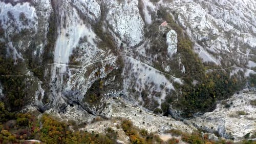 vue aérienne par Drone de Val Rosandra dans le karst de Carso avec de la roche blanche