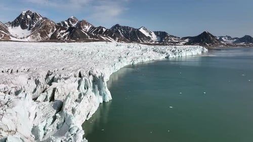 Polarkreis, Meer und endlose gefrorene Landschaft mit schneebedeckten Bergen, Luftaufnahme
