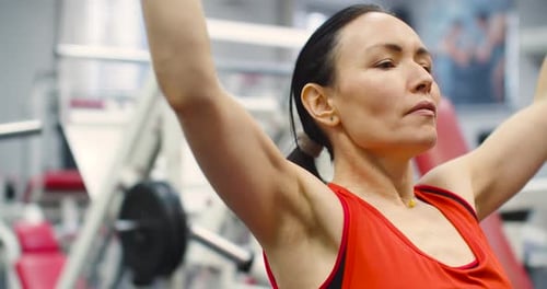 Kontrollierte Pulldown-Wiederholungen zielen während dieser Trainingseinheit im Fitnessstudio auf die Letzten ab