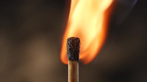 Das Makro-Video zeigt den Moment der Zündung des Streichholzes und seiner Flamme von der Flamme bis zur