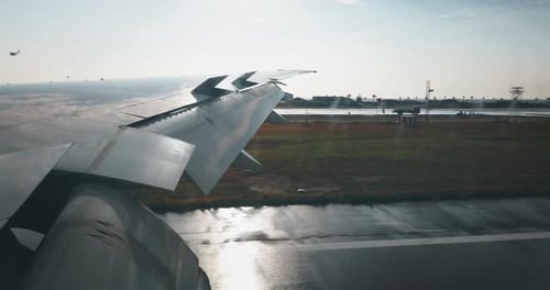 Câmera lenta do avião pronto para decolar em uma vista panorâmica com pôr do sol.