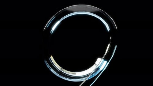 Um sinal de néon branco na forma de um símbolo do infinito brilhando contra sombras intrincadas nas costas pretas