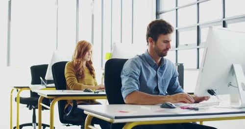 Engenheiro de computação sério, confiante e profissional trabalhando em um novo design de tecnologia de software