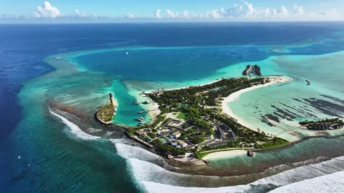 Vista aérea de uma ilha turística, Maldivas.