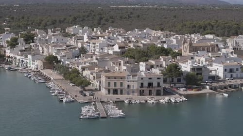 Luftbild über der Stadt Portocolom, Spanien, auf der Insel Mallorca
