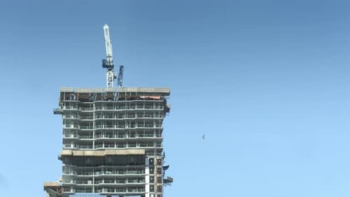 grúa construyendo una torre