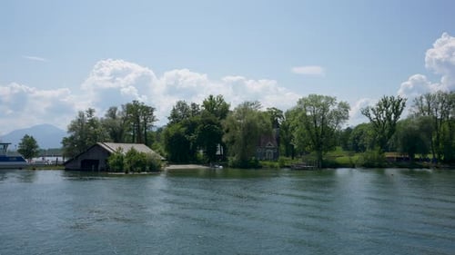 Machen Sie eine Sightseeing-Bootstour auf dem See und genießen Sie die Landschaft am Seeufer.