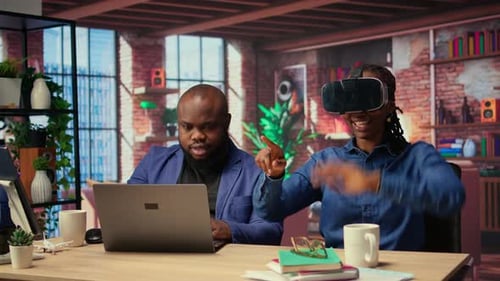 Una mujer afroamericana explora la realidad virtual con un casco de realidad virtual