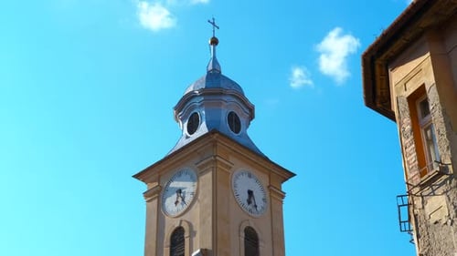Eleganter Kirchturm, der in den Himmel ragt