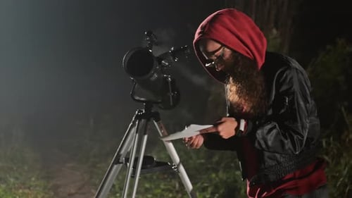 Gentleman beobachtet Sterne Weißer Mann kalibriert Teleskop in nebliger Umgebung Amateurwissenschaftler