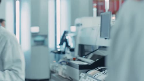 In einer High-Tech-Fabrik verwendet ein asiatischer Ingenieur einen Computer für die Programmierung von Pick and Place Surface Mount Elect