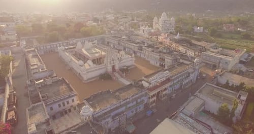 Vue aérienne du temple historique Shri Rama Vaikunth Nath Swami avec des sculptures élaborées au lever du soleil