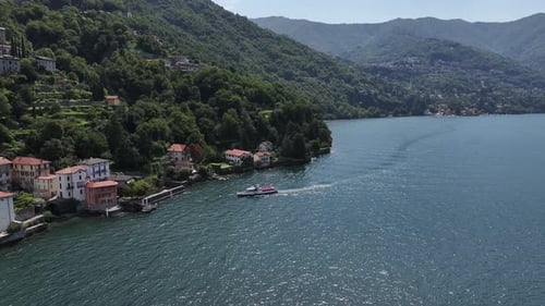 La luz del sol del verano ilumina las casas adosadas en una empinada ladera