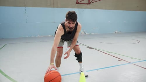 Un athlète entraîne des dribbles avec un obstacle de basket-ball
