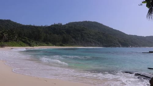 Wilder leerer Strand auf den Seychellen