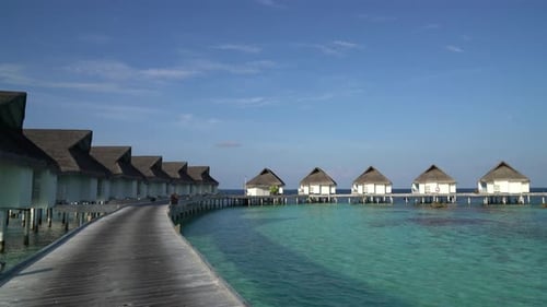 praia tropical e mar nas Maldivas