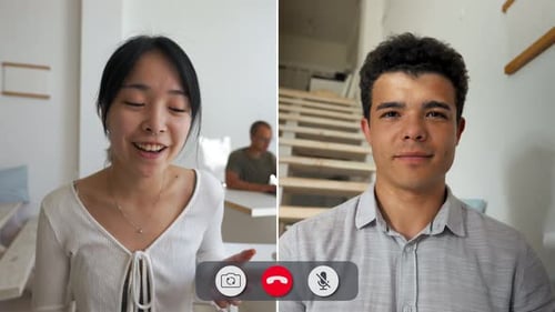 Conversation engageante lors d'un appel vidéo en ligne entre amis