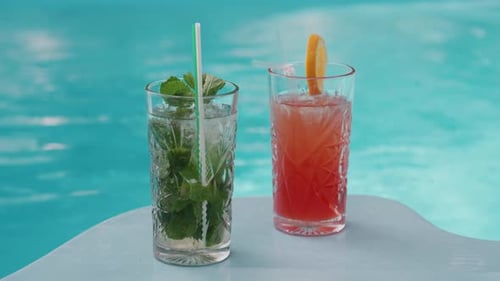 Genießen Sie eine Auswahl an erfrischenden Sommercocktails, während Sie am Pool entspannen