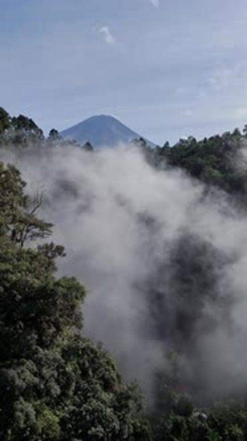 Vol en arrière par Drone au-dessus du canyon de Tumpak Sewu avec le mont Semeru, Java