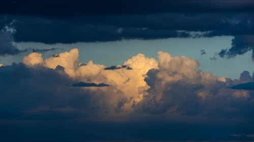 Una noche nublada que se transforma en un vibrante paisaje celeste con rayos de sol