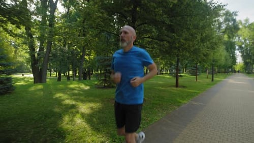 Aktiv fitter Läufer mittleren Alters, der beim morgendlichen Joggen an Herzschmerzen leidet