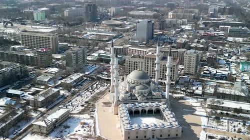 Imam Sarahsi Zentralmoschee in Bischkek, Drohnen-Seitenflug aufgenommen