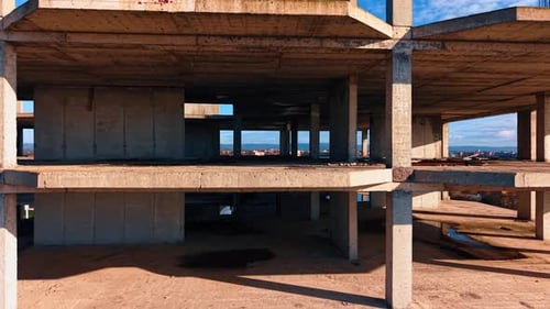 Des images filmées sur les étages du bâtiment en construction. Carcasse du futur immeuble
.