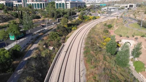 Volando sobre las vías del tren