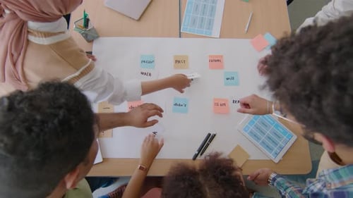 Gemischtrassige Schüler spielen beim Üben der englischen Grammatik