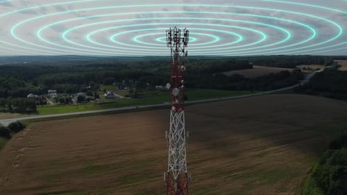 Tour cellulaire de télécommunication mobile avec transmission de signal de télécommunication. Réseau mobile 4G 5G.