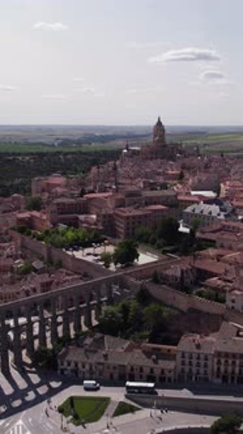 Aqueduc et ville historique de Ségovie, retrait aérien vertical