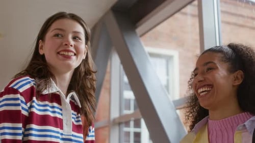 Meninas da geração Z se comunicando após as aulas no University Hall