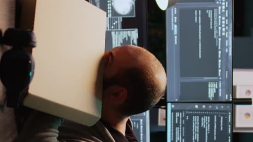 Entwickler von vertikaler Videosoftware, der Pizza aus der Lieferung zum Mitnehmen isst