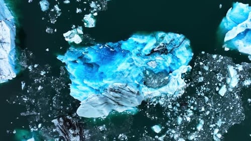 Eisberg im Meer Riesige Brocken blauen Gletschereis schwimmen auf den Wellen Arktische Natur in Island