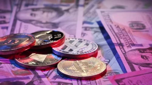 Bitcoin, BTC et Altcoins sur fond de billets de banque en dollars Fiat, pivotent en gros plan