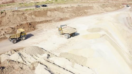 Bergbau-LKW, der Sand im Sandbruch transportiert. Luftbild. Drohne. 4K.